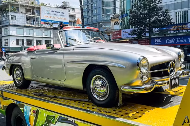 Nhắc đến dòng xe Mercedes-Benz 190 SL mui trần có lẽ rất nhiều đại gia Việt đam mê, thèm muốn sở hữu, nhưng không phải ai có nhu cầu mua cũng sẽ tìm thấy người bán, vì thế, việc doanh nhân Đặng Lê Nguyên Vũ đã săn lùng được ít nhất 2 chiếc xe Mercedes-Benz 190 SL khá hiếm có tại Việt Nam, khiến không ít người rất bất ngờ, và nó minh chứng cho câu nói, tiền nhiều để làm gì.