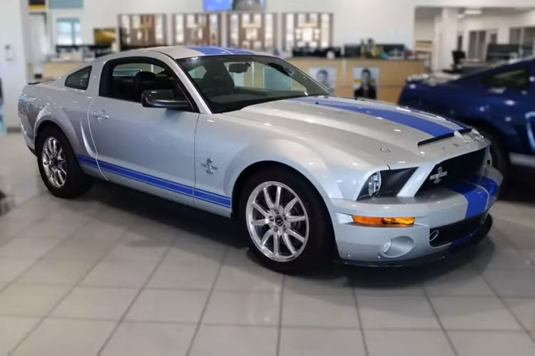 Vì vậy, một đại lý GM ở Kansas, tiểu bang ở miền Trung Tây Hoa Kỳ, đang cung cấp hai chiếc Ford Mustang Shelby GT500 KR đời 2008 có số km thấp nhất hiện có, nhanh chóng nhận được sự quan tâm đặc biệt, lý do nằm ở việc 2 xe đều sản xuất cách đây 16 năm rồi.