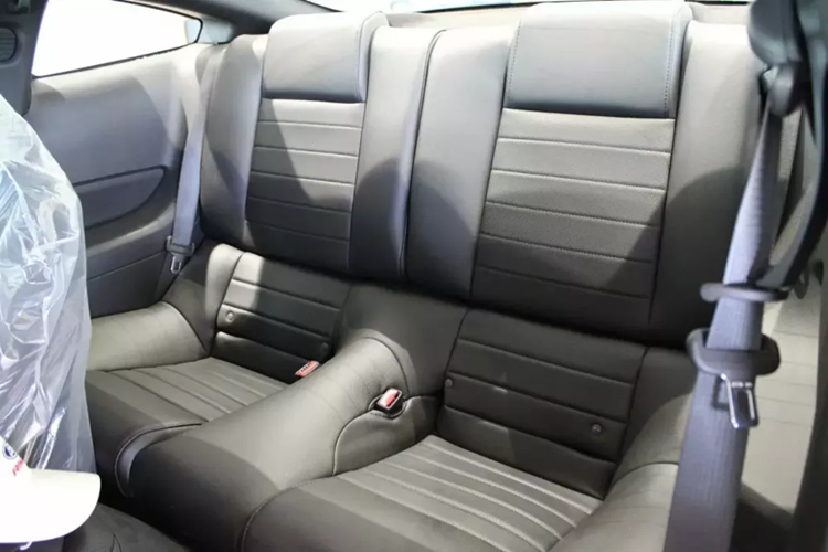 Chiếc xe này có vẻ ngoài táo bạo hơn với lớp sơn xanh sáng và sọc đua màu trắng. Không chỉ vậy, xe vẫn còn nhựa trên ghế và những miếng nhựa dính nguyên bản trên huy hiệu vô lăng và màn hình thông tin giải trí nhỏ, vì thế nó có giá 92.887 đô la.