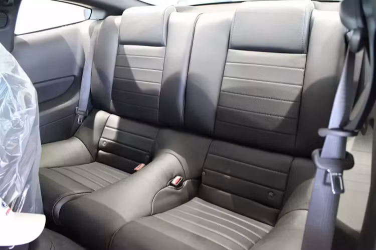 Chiếc xe này có vẻ ngoài táo bạo hơn với lớp sơn xanh sáng và sọc đua màu trắng. Không chỉ vậy, xe vẫn còn nhựa trên ghế và những miếng nhựa dính nguyên bản trên huy hiệu vô lăng và màn hình thông tin giải trí nhỏ, vì thế nó có giá 92.887 đô la.