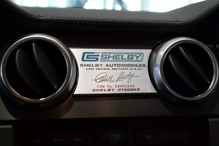 Với số km xe đã chạy, không có gì ngạc nhiên khi nó gần như hoàn toàn mới, hầu như không có dấu hiệu hao mòn nào ở bên ngoài, trong cabin hoặc dưới nắp ca-pô. Chiếc GT500 KR thứ hai còn đặc biệt hơn nữa. Chiếc xe này chỉ có một chủ sở hữu duy nhất kể từ khi mới ra mắt và chỉ chạy được 51 dặm (82 km).