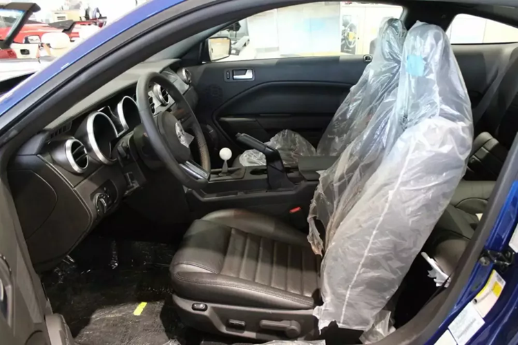 Mức giá xe Ford Mustang Shelby GT500 KR 2008 phải chăng nhất trong hai chiếc được sơn màu bạc với sọc đua màu xanh và có mức chào bán là 79.794 đô la. Chiếc xe chỉ mới chạy được 103 dặm (166 km), nghĩa là động cơ V8 siêu nạp 5,4 lít hầu như chưa được chạy thử.