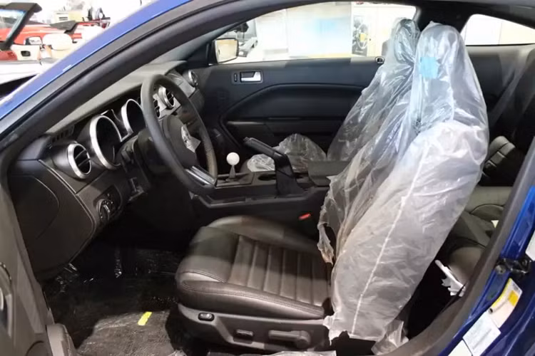 Mức giá xe Ford Mustang Shelby GT500 KR 2008 phải chăng nhất trong hai chiếc được sơn màu bạc với sọc đua màu xanh và có mức chào bán là 79.794 đô la. Chiếc xe chỉ mới chạy được 103 dặm (166 km), nghĩa là động cơ V8 siêu nạp 5,4 lít hầu như chưa được chạy thử.