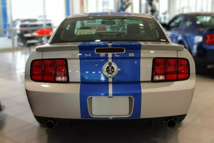 Vậy, bạn sẽ chọn gì? Ford Mustang Shelby GT500 KR 2008 tràn ngập sự hoài cổ và hiếm có, hay Shelby GT500 mới hơn, mạnh mẽ hơn và tiên tiến hơn về mặt công nghệ?.
