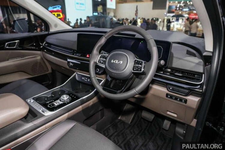 Kia Carnival hybrid 2025 mới sở hữu động cơ xăng tăng áp I4 1.6L đi kèm một mô-tơ điện phụ trợ, cho tổng công suất đầu ra là 242 mã lực và mô-men xoắn 367 Nm, đi kèm với hộp số tự động 6 cấp. Đây cũng là khối động cơ hiện được trang bị trên Sorento Hybrid.