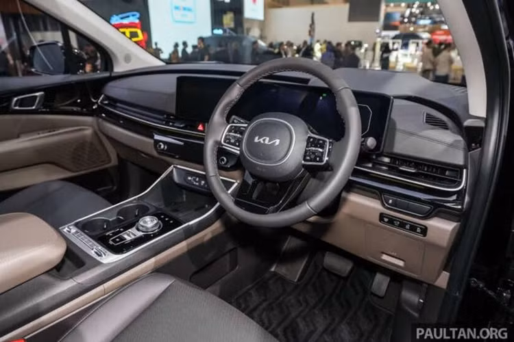 Kia Carnival hybrid 2025 mới sở hữu động cơ xăng tăng áp I4 1.6L đi kèm một mô-tơ điện phụ trợ, cho tổng công suất đầu ra là 242 mã lực và mô-men xoắn 367 Nm, đi kèm với hộp số tự động 6 cấp. Đây cũng là khối động cơ hiện được trang bị trên Sorento Hybrid.