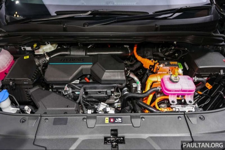 Không chỉ sở hữu động cơ tiết kiệm nhiên liệu, Kia Carnival 2025 còn thu hút sự chú ý bởi thiết kế hầm hố hơn so với bản tiền nhiệm. Phần đầu xe mang phong cách trẻ trung với cụm lưới tản nhiệt được làm lớn hơn nhìn khá hầm hố, đi cùng cụm đèn pha LED đặt dọc và đèn hậu LED liền mạch.