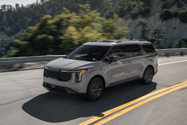 Con số này cao hơn hẳn nếu so với Carnival bản máy dầu, hiện có giá là 960 triệu rupiah (tương đương 1,5 tỷ đồng) cho bản Dynamic và 998 triệu rupiah (1,57 tỷ đồng) đối với bản Premiere.