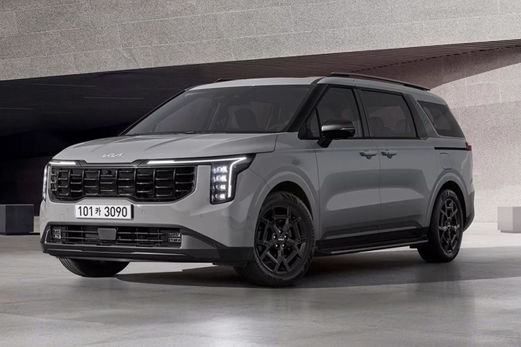 Carnival 2025 bản Premiere có các tùy chọn 7 chỗ (3 hàng ghế 2-2-3) hoặc 11 chỗ (4 hàng ghế 2-3-3-3). Trong khi đó, biến thể Hybrid chỉ có tùy chọn 3 hàng ghế 7 chỗ. Mức giá xe Kia Carnival Hybrid 2025 lên đến 1,388 tỷ rupiah tại thị trường Indonesia (tương đương khoảng gần 2,2 tỷ đồng).