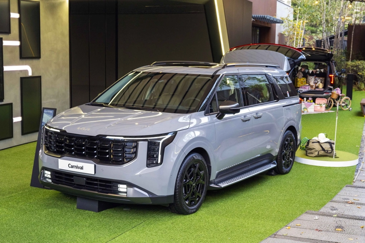 Khu vực cần số cũng được tái thiết kế với cần số dạng núm xoay. Một số trang bị đáng chú ý khác bao gồm 12 loa Bose cao cấp, điều hòa tự động 3 vùng, khởi động bằng nút bấm và chìa khóa thông minh, khởi động động cơ từ xa, camera 360 độ và sạc điện thoại không dây.