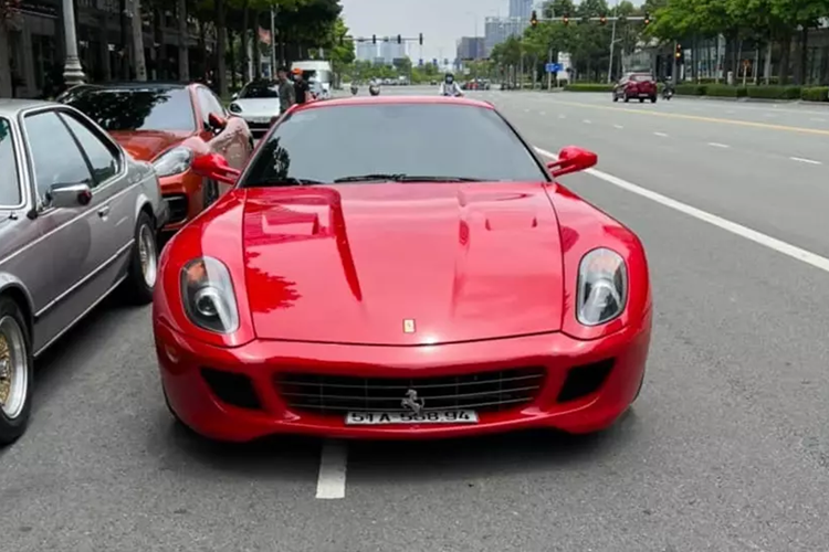 Ông "Vua cà phê" Đặng Lê Nguyên Vũ vừa tăng số lượng dàn siêu xe Ferrari của mình lên con số 24 khi tậu về chiếc Ferrari 599 GTB Fiorano hàng hiếm. Thú vị ở chỗ, siêu ngựa này từng thuộc sở hữu của "Qua" Vũ, trước khi bị bán lại.