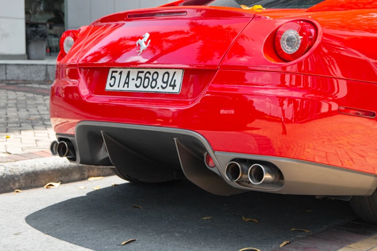 Phần đuôi siêu xe Ferrari 599 GTB Fiorano thiết kế khá gợi cảm, diện mạo của Ferrari 599 GTB Fiorano là thành quả của sự hợp tác giữa hãng siêu xe Ý với Pininfarina, nhà thiết kế xe lừng danh và hiện là đối tác của hãng xe Việt Vinfast.