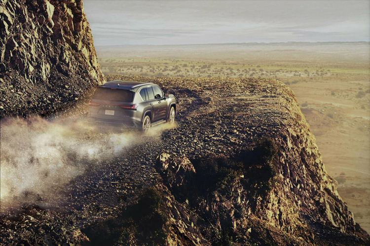 Các giá đỡ bổ sung trên bảng điều khiển và bộ tản nhiệt được gia cố giúp cải thiện khả năng phản hồi của tay lái. Cuối cùng, LX700h được hưởng lợi từ thanh ngang mới và giá đỡ động cơ phía sau được gia cố, bù đắp cho trọng lượng tăng thêm của hệ thống hybrid.