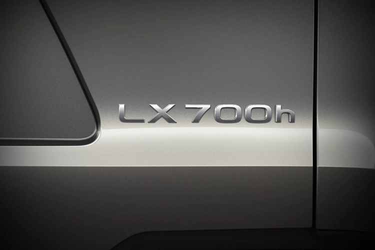 Nhưng sức nặng tăng thêm này không chỉ là trọng lượng chết mà còn bao gồm cả máy phát điện và bộ khởi động, đảm bảo hệ thống 4WD toàn thời gian vẫn hoạt động ngay cả trong trường hợp hiếm gặp là xảy ra lỗi hệ thống hybrid.