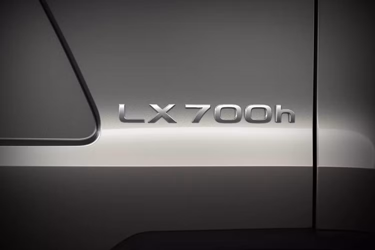 Nhưng sức nặng tăng thêm này không chỉ là trọng lượng chết mà còn bao gồm cả máy phát điện và bộ khởi động, đảm bảo hệ thống 4WD toàn thời gian vẫn hoạt động ngay cả trong trường hợp hiếm gặp là xảy ra lỗi hệ thống hybrid.