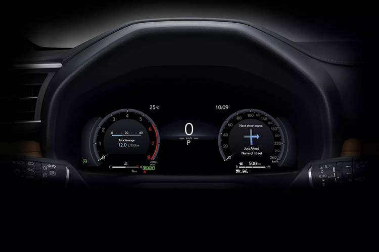 Trong khi Lexus rất kín tiếng về công suất đầu ra chính xác của LX700h, nó có thể có sức mạnh 437 mã lực và mô-men xoắn cực đại 790 Nm tương tự như mẫu bán tải cỡ lớn rất ăn khách tại Mỹ là Toyota Tundra. Với trọng lượng 2.780 Kg, phiên bản hybrid LX700h nặng hơn 120 kg so với người anh em LX600 không điện khí hóa.