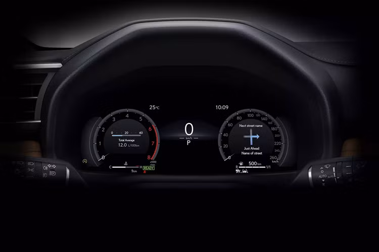 Trong khi Lexus rất kín tiếng về công suất đầu ra chính xác của LX700h, nó có thể có sức mạnh 437 mã lực và mô-men xoắn cực đại 790 Nm tương tự như mẫu bán tải cỡ lớn rất ăn khách tại Mỹ là Toyota Tundra. Với trọng lượng 2.780 Kg, phiên bản hybrid LX700h nặng hơn 120 kg so với người anh em LX600 không điện khí hóa.