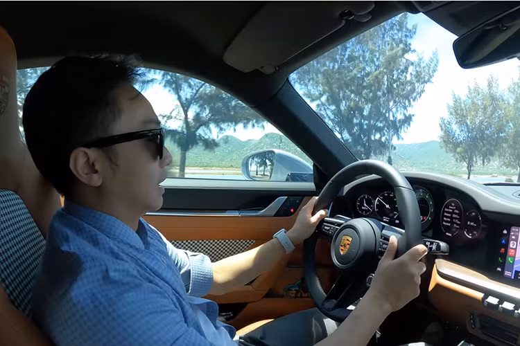 Không ít cư dân mạng cho rằng, lấy xe Porsche 911 Sport Classic đi thăm rẫy thì ở Việt Nam chỉ có mỗi Cường Đô la dám chơi. Ngay từ cái tên Classic chúng ta đã thấy có chút gì đó cổ điển, và nó thể hiện ngay ở ngoại hình xe với cánh gió đuôi vịt, gợi nhớ đến chiếc 911 Carrera RS 2.7 vào năm 1972. Chính nhờ cánh gió độc đáo này đã giúp Porsche 911 Sport Classic rất khác biệt so với các sản phẩm Porsche 911 thế hệ mới. Mức giá xe Porsche 911 Sport Classic bán ra từ 19,22 tỷ đồng tại Việt Nam, xe được sản xuất giới hạn toàn cầu 1.250 chiếc, đã có 2 chiếc về nước, cùng mang màu xám Sport Gray Metallic, bộ áo có đến 85% khách hàng khi mua xe Porsche 911 Sport Classic đều lựa chọn.