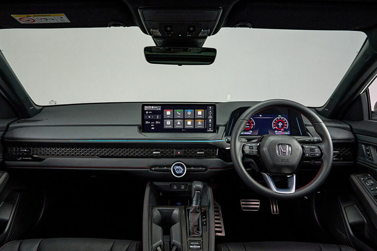 Các tính năng an toàn cho xe bao gồm: cảnh báo tài xế mất tập trung, nhận dạng biển báo giao thông, màn hình quan sát xung quanh, điều khiển hành trình thích ứng và hỗ trợ giữ làn đường. Xe còn có 4 cảm biến trước, 4 cảm biến sau và hệ thống camera đa góc.