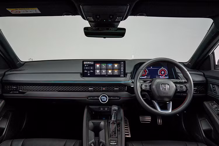 Các tính năng an toàn cho xe bao gồm: cảnh báo tài xế mất tập trung, nhận dạng biển báo giao thông, màn hình quan sát xung quanh, điều khiển hành trình thích ứng và hỗ trợ giữ làn đường. Xe còn có 4 cảm biến trước, 4 cảm biến sau và hệ thống camera đa góc.