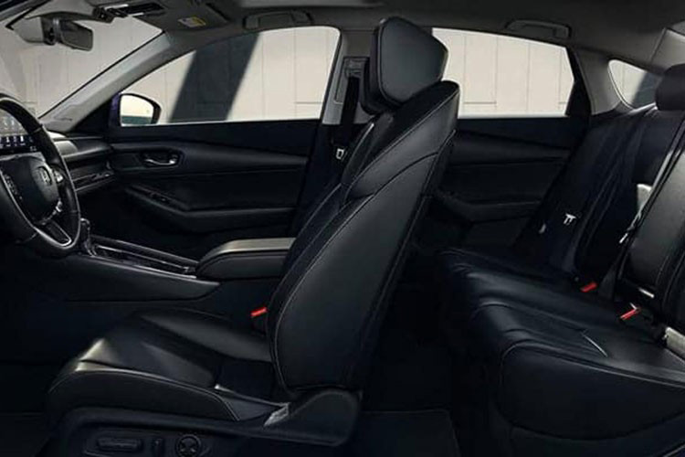 Theo thông số kỹ thuật, Honda Accord RS Hybrid sở hữu động cơ xăng 4 xi-lanh thẳng hàng 2.0 lít chạy trên chu trình Atkinson để sản sinh công suất 146 mã lực tại 6.100 vòng/phút và mô-men xoắn 182 Nm tại 4.500 vòng/phút. 