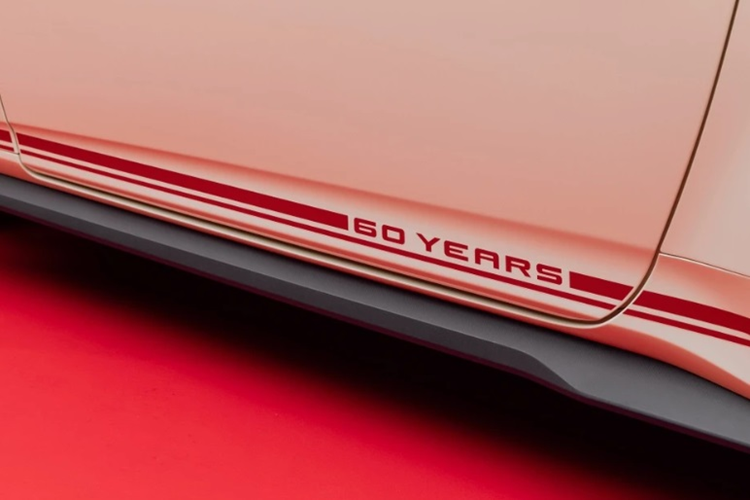 Ford Mustang GT bản đặc biệt được phát triển từ biến thể Mustang GT Premium. Đầu xe gây ấn tượng bởi cụm lưới tản nhiệt mới với họa tiết mới mô phỏng chiếc Mustang thế hệ đầu tiên. Cụm đèn pha được thiết kế thanh mảnh đi cùng 2 cửa gió lớn viền bạc giúp làm mát cho khoang động cơ.