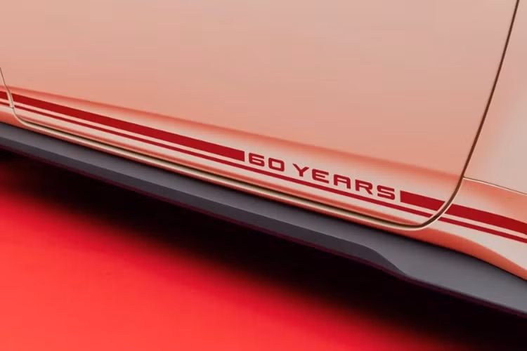 Ford Mustang GT bản đặc biệt được phát triển từ biến thể Mustang GT Premium. Đầu xe gây ấn tượng bởi cụm lưới tản nhiệt mới với họa tiết mới mô phỏng chiếc Mustang thế hệ đầu tiên. Cụm đèn pha được thiết kế thanh mảnh đi cùng 2 cửa gió lớn viền bạc giúp làm mát cho khoang động cơ.