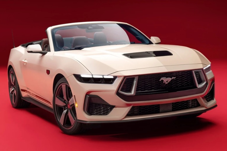 Động cơ đi kèm hộp số sàn 6 cấp. Nếu khách hàng muốn nâng cấp lên hộp số tự động 10 cấp SelectShift thì sẽ phải chi thêm số tiền là 1.595 USD (khoảng 40,5 triệu đồng).