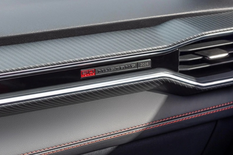 Về nội thất, khách hàng mua xe Ford Mustang GT 60th Anniversary sẽ có đến 3 tùy chọn màu nội thất là xám Space Gray, đỏ Carmine Red và đen Black Onyx. Ở trên mặt taplo cũng có logo 60th Anniversary làm điểm nhấn.