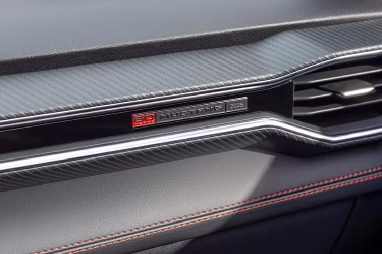 Về nội thất, khách hàng mua xe Ford Mustang GT 60th Anniversary sẽ có đến 3 tùy chọn màu nội thất là xám Space Gray, đỏ Carmine Red và đen Black Onyx. Ở trên mặt taplo cũng có logo 60th Anniversary làm điểm nhấn.