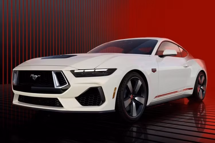 Mẫu xe Ford Mustang GT 60th Anniversary đặc biệt này sẽ có 3 tùy chọn màu ngoại thất là: trắng Wimbledon White, đỏ Race Red và xanh Vapor Blue.