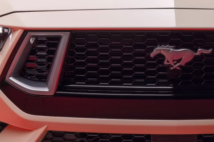 Xe được trang bị bộ mâm 5 chấu có kích thước 20 inch được sơn màu xám Dark Gravity Gray với họa tiết viền đỏ Vermillion Red đi cùng logo hợp kim nhôm được lấy cảm hứng từ chiếc Mustang 1965.