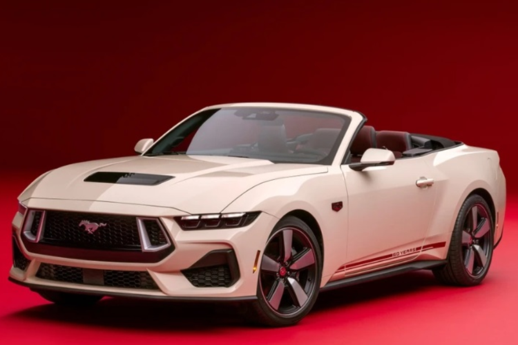 Được biết, xe chỉ được sản xuất giới hạn cho 1.965 người mua. Con số này gợi nhắc về năm 1965 khi mà phiên bản thương mại chính thức ra mắt đối với dòng xe Mustang.