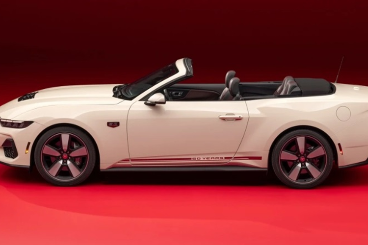 Nằm dưới nắp capo của Ford Mustang GT 60th Anniversary là động cơ Coyote V8 Ti-VCT dung tích 5.0L, sản sinh công suất 487 mã lực và mô-men xoắn 568 Nm. Với hệ thống ống xả kép van chủ động, công suất có thể lên tới 493 mã lực.