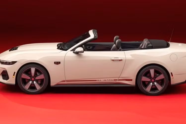 Nằm dưới nắp capo của Ford Mustang GT 60th Anniversary là động cơ Coyote V8 Ti-VCT dung tích 5.0L, sản sinh công suất 487 mã lực và mô-men xoắn 568 Nm. Với hệ thống ống xả kép van chủ động, công suất có thể lên tới 493 mã lực.