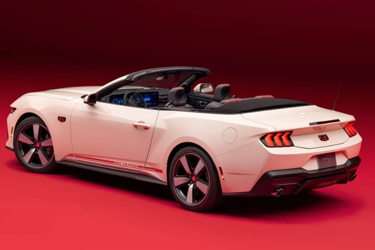 Khách hàng mua xe có thể bắt đầu đặt cọc từ mùa hè này. Hiện hãng vẫn chưa tiết lộ giá xe Ford Mustang GT 60th Anniversary.