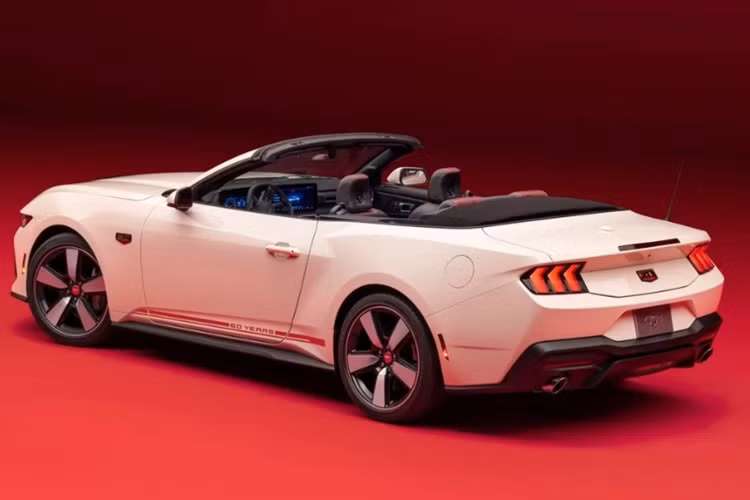 Khách hàng mua xe có thể bắt đầu đặt cọc từ mùa hè này. Hiện hãng vẫn chưa tiết lộ giá xe Ford Mustang GT 60th Anniversary.