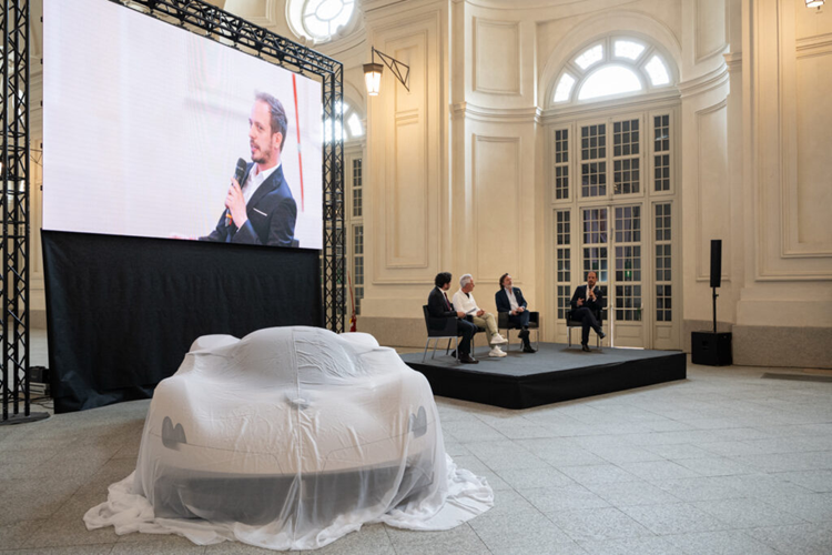 Nhóm IED đã nâng cấp với kiểu dáng đèn pha quad đặc trưng của Pagani và cũng làm mỏng thiết kế gương chiếu hậu đặt trên cột A nguyên bản của Zonda.