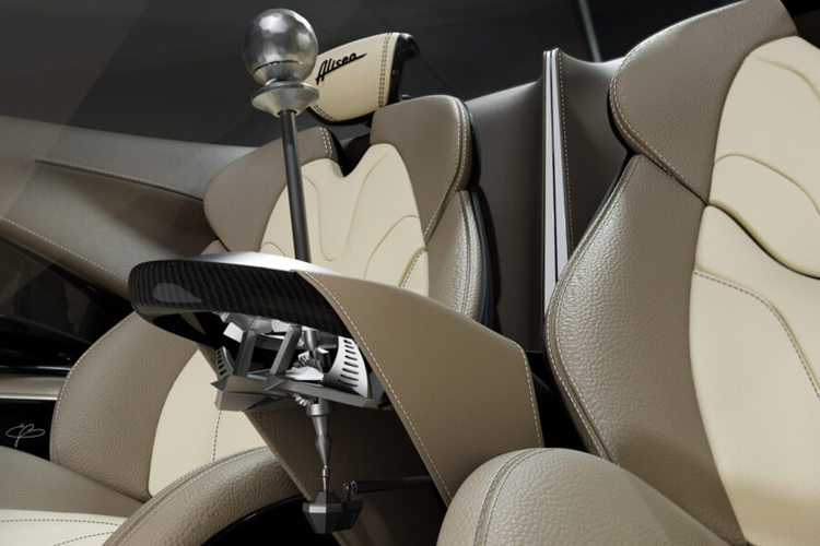 Thiết kế nóc xe kính liền mạch trên chiếc xe này được lấy cảm hứng từ những chiếc xe đua sức bền Group C những năm 1980, giống như Zonda nhưng các đường cong đã được chỉnh sửa mềm mại và tự nhiên hơn.