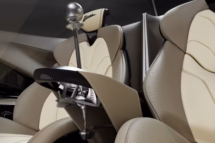 Thiết kế nóc xe kính liền mạch trên chiếc xe này được lấy cảm hứng từ những chiếc xe đua sức bền Group C những năm 1980, giống như Zonda nhưng các đường cong đã được chỉnh sửa mềm mại và tự nhiên hơn.