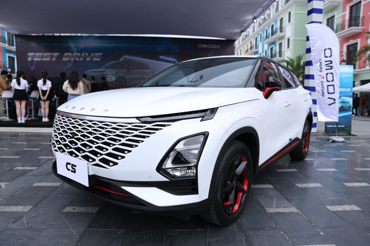 Từ năm 2023 đã có thông tin Chery rục rịch quay trở lại Việt Nam thông qua 2 thương hiệu Omoda &amp; Jeacoo. Sản phẩm đầu tiên của Omoda tại Việt Nam được hé lộ là mẫu xe C5, có thể xếp vào phân khúc SUV cỡ B+ dựa trên kích thước.