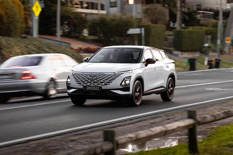 Nếu mức giá này là thật thì mẫu xe Trung Quốc Omoda C5 sẽ khó có cửa để cạnh tranh với các đối thủ cùng phân khúc đã khẳng định chất lượng tại Việt Nam như: Hyundai Creta (599 - 699 triệu đồng), Kia Seltos (599 - 799 triệu đồng), Mitsubishi Xforce (599 - 705 triệu đồng), MG ZS (518 - 588 triệu đồng)...