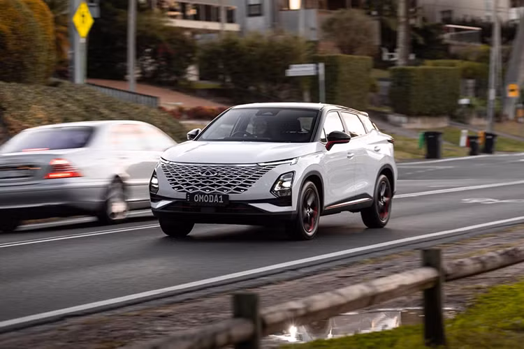 Nếu mức giá này là thật thì mẫu xe Trung Quốc Omoda C5 sẽ khó có cửa để cạnh tranh với các đối thủ cùng phân khúc đã khẳng định chất lượng tại Việt Nam như: Hyundai Creta (599 - 699 triệu đồng), Kia Seltos (599 - 799 triệu đồng), Mitsubishi Xforce (599 - 705 triệu đồng), MG ZS (518 - 588 triệu đồng)...