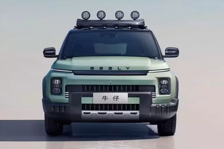 Tiến vào bên trong khoang lái, SUV địa hình Geely Cowboy có một tay cầm ở phía trước ghế phụ lái, các cửa thoát khí điều hòa hình vô cực, bảng điều khiển LCD tích hợp 8,8 inch và màn hình điều khiển trung tâm 14,6 inch (độ phân giải 1920×1080), được cung cấp năng lượng bởi chip buồng lái E02 của Ecarx.