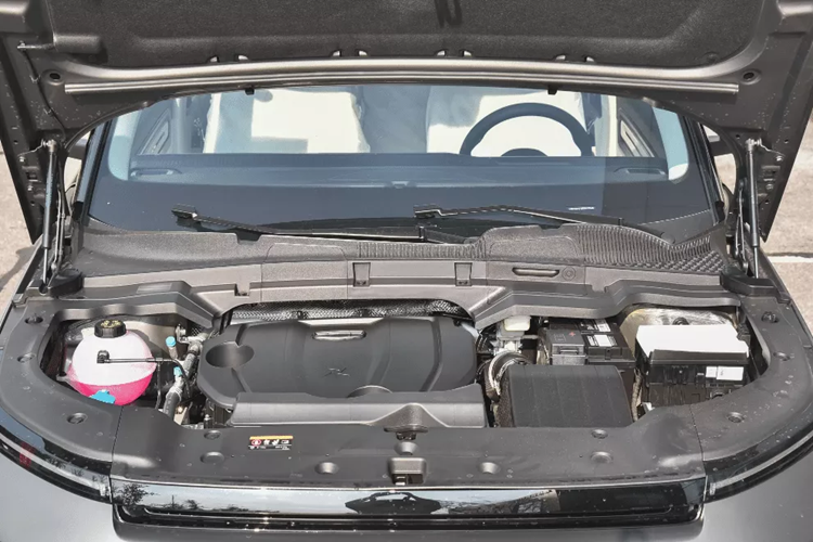 Bên hông xe có vành bánh xe rộng, ốp hông xe chắc chắn, tay nắm cửa thông thường, kẹp phanh màu đỏ và hiệu ứng mái nổi. Lốp xe địa hình AT là tùy chọn.