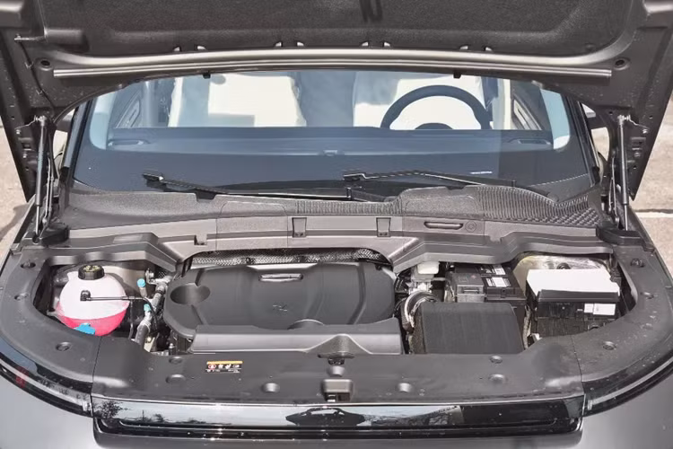 Bên hông xe có vành bánh xe rộng, ốp hông xe chắc chắn, tay nắm cửa thông thường, kẹp phanh màu đỏ và hiệu ứng mái nổi. Lốp xe địa hình AT là tùy chọn.