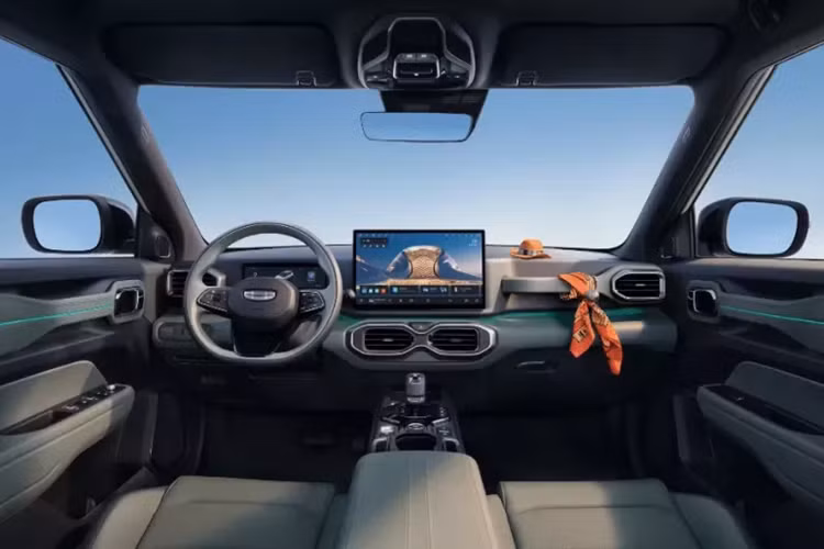 Về ngoại thất, Geely Cowboy 2025 mới thể hiện đặc điểm của một chiếc SUV mạnh mẽ. Mặt trước của xe chắc chắn và nhiều lớp. Đuôi xe bổ sung thêm một hộp đựng đa giác bên ngoài và mui xe có giá để đồ quá khổ cũng như đèn pha, nhấn mạnh thêm phong cách off-road mạnh mẽ của xe.