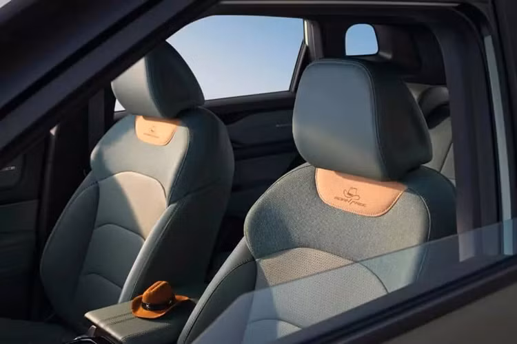 Geely Cowboy có chiều dài, chiều rộng và chiều cao lần lượt là 4369(4442)/1860/1770 mm, lớn hơn Geely Icon (chiều dài, chiều rộng và chiều cao là 4350/1815/1620 mm), trong khi chiều dài cơ sở 2640 mm vẫn không thay đổi.