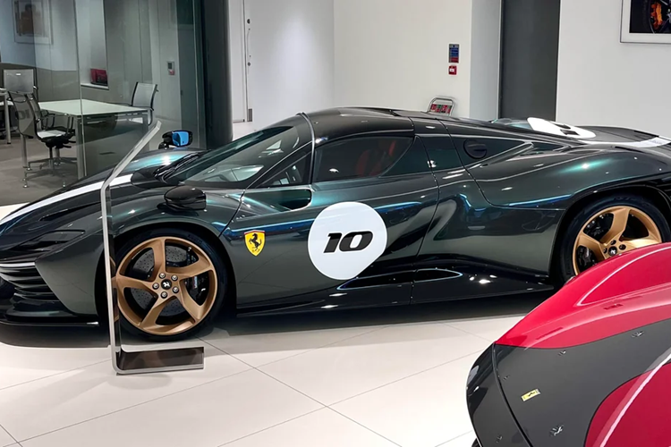 Màu sơn của xe Ferrari Daytona SP3 độc nhất thế giới này không phải xanh nhám, mà là xanh carbon, tức đắt tiền, khó thực hiện hơn sơn nhám. Đi kèm còn có sọc trắng. Nội thất xe màu đỏ bắt mắt. Đó là những thay đổi rất đặc biệt mà hãng xe Ý tạo ra.