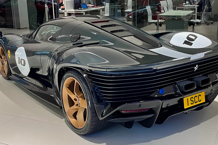 Nội công của xe Daytona SP3 sẽ được truyền tới hệ dẫn động cầu sau và hộp số ly hợp kép 8 cấp F1 với sự hỗ trợ của bộ vi sai chống trượt, nhờ đó, siêu phẩm hypercar mới nhất của nhà Ferrari tăng tốc từ vị trí xuất phát 100 km/h chỉ trong thời gian 2,85 giây